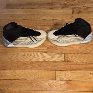 Yeezy basketball Quantum